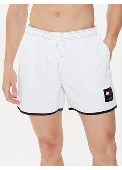 Tommy Hilfiger Szorty kąpielowe UM0UM03149 Biały Regular Fit ze sklepu MODIVO w kategorii Kąpielówki - zdjęcie 182754191