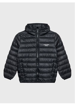 Calvin Klein Jeans Kurtka puchowa IB0IB01270 Czarny Regular Fit ze sklepu MODIVO w kategorii Kurtki chłopięce - zdjęcie 182754912