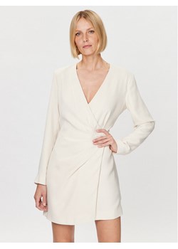 DKNY Sukienka koktajlowa P3ABNQ98 Écru Regular Fit ze sklepu MODIVO w kategorii Sukienki - zdjęcie 182755242