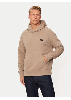 Calvin Klein Bluza K10K112748 Beżowy Comfort Fit ze sklepu MODIVO w kategorii Bluzy męskie - zdjęcie 182755581