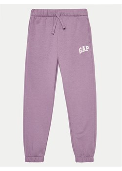 Gap Spodnie dresowe 645535-02 Fioletowy Relaxed Fit ze sklepu MODIVO w kategorii Spodnie dziewczęce - zdjęcie 182755854