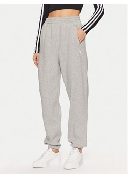 adidas Spodnie dresowe Essentials Fleece IY9638 Szary Loose Fit ze sklepu MODIVO w kategorii Spodnie damskie - zdjęcie 182756443
