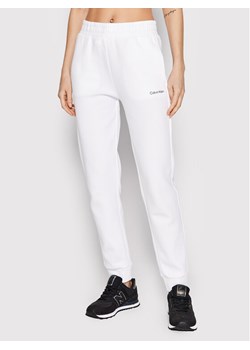 Calvin Klein Spodnie dresowe Micro Logo Essential K20K204424 Biały Regular Fit ze sklepu MODIVO w kategorii Spodnie damskie - zdjęcie 182756832