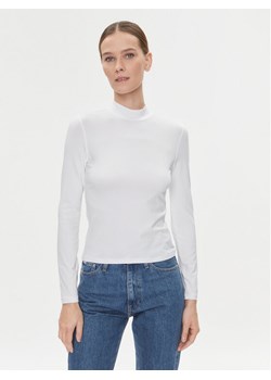 Calvin Klein Golf K20K206067 Biały Slim Fit ze sklepu MODIVO w kategorii Bluzki damskie - zdjęcie 182757311