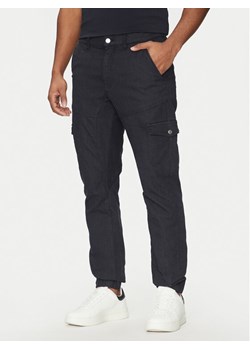 Guess Spodnie materiałowe M5RB54 WGXY1 Granatowy Slim Fit ze sklepu MODIVO w kategorii Spodnie męskie - zdjęcie 182757411