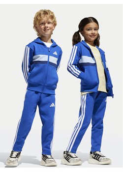 adidas Dres Seasonal Essentials Tiberio 3-Stripes JC7488 Niebieski Regular Fit ze sklepu MODIVO w kategorii Dresy chłopięce - zdjęcie 182758253