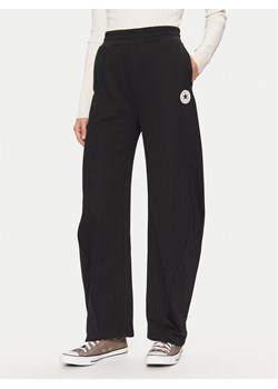 Converse Spodnie dresowe Retro Banana 10027565-A01 Czarny Loose Fit ze sklepu MODIVO w kategorii Spodnie damskie - zdjęcie 182758273