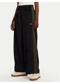 adidas Spodnie dresowe Velour JI5755 Czarny Regular Fit ze sklepu MODIVO w kategorii Spodnie damskie - zdjęcie 182758531