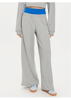 adidas Spodnie dresowe Kseniaschnaider IW5670 Szary Loose Fit ze sklepu MODIVO w kategorii Spodnie damskie - zdjęcie 182758600