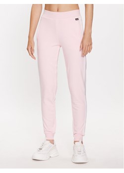 Guess Spodnie dresowe Rosas V3YB20 KBV71 Różowy Regular Fit ze sklepu MODIVO w kategorii Spodnie damskie - zdjęcie 182758711