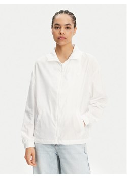 Guess Kurtka przejściowa V5GL01 WH482 Biały Regular Fit ze sklepu MODIVO w kategorii Kurtki damskie - zdjęcie 182760063
