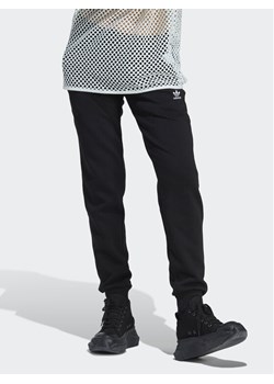 adidas Spodnie dresowe IA6457 Czarny Regular Fit ze sklepu MODIVO w kategorii Spodnie damskie - zdjęcie 182760560