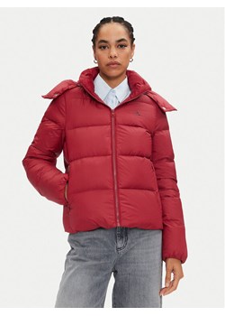 Calvin Klein Jeans Kurtka puchowa J20J223571 Czerwony Regular Fit ze sklepu MODIVO w kategorii Kurtki damskie - zdjęcie 182761110