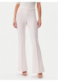 Guess Spodnie materiałowe W4YB01KCBO2 Różowy Flare Fit - id: 0000304859564 - marki Guess - 182761112 Guess Spodnie materiałowe W4YB01KCBO2 Różowy Flare Fit ze sklepu MODIVO w kategorii Spodnie damskie - zdjęcie 182761112