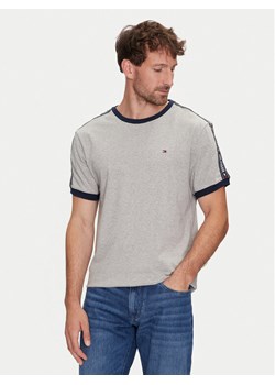 Tommy Hilfiger T-Shirt UM0UM00562 Szary Regular Fit ze sklepu MODIVO w kategorii T-shirty męskie - zdjęcie 182761901
