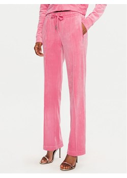 Juicy Couture Spodnie dresowe Tina JCAPW045 Różowy Regular Fit - id: 0000304460326 - marki Juicy Couture - 182762431 Juicy Couture Spodnie dresowe Tina JCAPW045 Różowy Regular Fit ze sklepu MODIVO w kategorii Spodnie damskie - zdjęcie 182762431