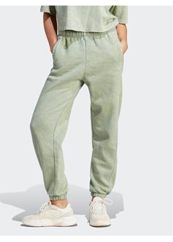 adidas Spodnie dresowe ALL SZN Fleece Washed IL3272 Zielony Loose Fit ze sklepu MODIVO w kategorii Spodnie damskie - zdjęcie 182763192