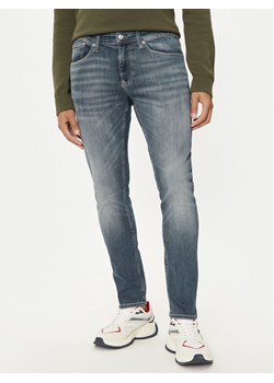 Tommy Jeans Jeansy Austin DM0DM20401 Niebieski Slim Fit ze sklepu MODIVO w kategorii Jeansy męskie - zdjęcie 182763261
