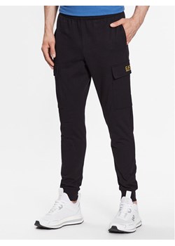 EA7 Emporio Armani Spodnie dresowe 8NPP59 PJ05Z 0208 Czarny Regular Fit ze sklepu MODIVO w kategorii Spodnie męskie - zdjęcie 182763301