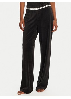 Juicy Couture Spodnie piżamowe Vicky JCLAS125504 Czarny Flare Fit ze sklepu MODIVO w kategorii Piżamy damskie - zdjęcie 182763541