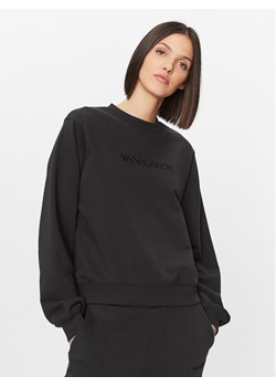 Woolrich Bluza Logo CFWWSW0115FRUT3164 Czarny Relaxed Fit ze sklepu MODIVO w kategorii Bluzy damskie - zdjęcie 182763633