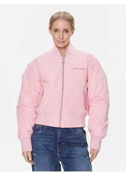 Tommy Jeans Kurtka bomber Classics DW0DW17240 Różowy Regular Fit ze sklepu MODIVO w kategorii Kurtki damskie - zdjęcie 182763752