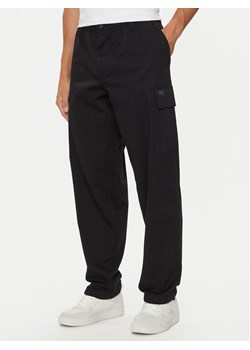 Calvin Klein Jeans Spodnie materiałowe J30J326848 Czarny Straight Fit ze sklepu MODIVO w kategorii Spodnie męskie - zdjęcie 182763994
