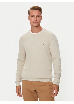 Tommy Hilfiger Sweter MW0MW35470 Beżowy Regular Fit ze sklepu MODIVO w kategorii Swetry męskie - zdjęcie 182764184