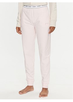 Guess Spodnie dresowe Carrie O3YB00 KBS91 Różowy Regular Fit ze sklepu MODIVO w kategorii Spodnie damskie - zdjęcie 182764503