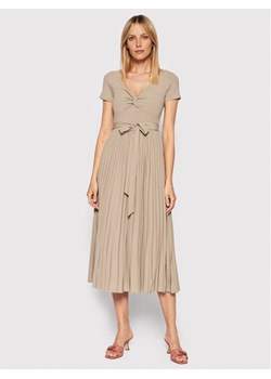 Guess Sukienka codzienna Erynn WBGK86 WE6D1 Beżowy Regular Fit ze sklepu MODIVO w kategorii Sukienki - zdjęcie 182764583