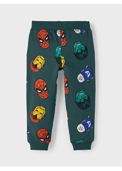 NAME IT Spodnie dresowe MARVEL 13210767 Zielony Regular Fit ze sklepu MODIVO w kategorii Spodnie chłopięce - zdjęcie 182764680