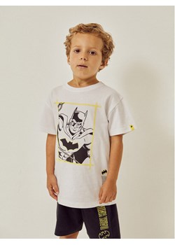 Zippy Komplet t-shirt i spodenki Batman ZKBAP0602 23001 Biały Regular Fit ze sklepu MODIVO w kategorii Komplety chłopięce - zdjęcie 182764870