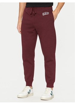 Gap Spodnie dresowe 542221-01 Czerwony Regular Fit ze sklepu MODIVO w kategorii Spodnie męskie - zdjęcie 182765400