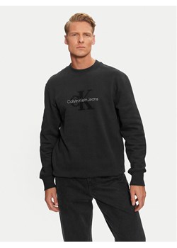 Calvin Klein Jeans Bluza Chenille J30J326144 Czarny Regular Fit ze sklepu MODIVO w kategorii Bluzy męskie - zdjęcie 182765421