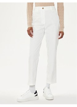 Gant Chinosy 4150261 Biały Slim Fit ze sklepu MODIVO w kategorii Spodnie damskie - zdjęcie 182766541