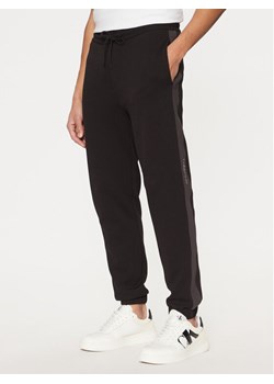 Calvin Klein Jeans Spodnie dresowe J30J327243 Czarny Regular Fit ze sklepu MODIVO w kategorii Spodnie męskie - zdjęcie 182766573