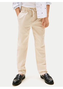 Tommy Hilfiger Spodnie materiałowe KB0KB09764 Beżowy Regular Fit ze sklepu MODIVO w kategorii Spodnie chłopięce - zdjęcie 182766690