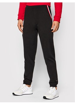 Tommy Hilfiger Spodnie dresowe Track UM0UM02352 Czarny Regular Fit ze sklepu MODIVO w kategorii Spodnie męskie - zdjęcie 182766794