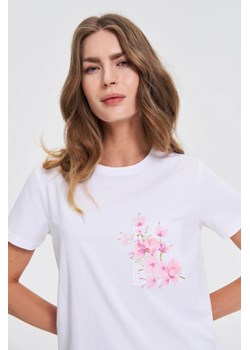 T-shirt z printem na kieszonce biały ze sklepu Moodo.pl w kategorii Bluzki damskie - zdjęcie 183553604