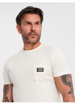 Męski casualowy t-shirt z naszywką na kieszeni – kremowy V8 OM-TSCT-0109 ze sklepu ombre w kategorii T-shirty męskie - zdjęcie 183563151