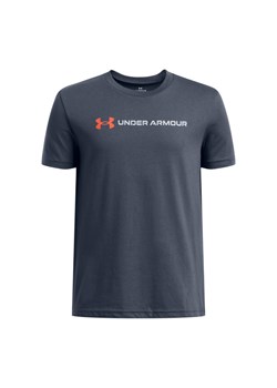 Chłopięcy t-shirt z nadrukiem Under Armour UA B Logo Wordmark SS - szary ze sklepu Sportstylestory.com w kategorii T-shirty chłopięce - zdjęcie 183563863