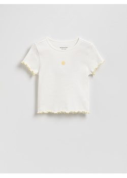 Reserved - Prążkowany t-shirt z haftem - złamana biel ze sklepu Reserved w kategorii Bluzki dziewczęce - zdjęcie 183571812