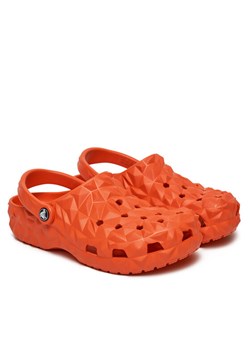 Klapki Crocs Classic Geometric Clog 209563 Czerwony ze sklepu eobuwie.pl w kategorii Klapki damskie - zdjęcie 183572774