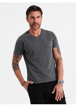 Męska klasyczna bawełniana koszulka z dekoltem w serek BASIC – grafitowa V3 OM-TSBS-0237 ze sklepu ombre w kategorii T-shirty męskie - zdjęcie 183574940