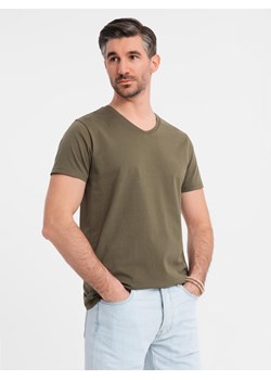 Męska klasyczna bawełniana koszulka z dekoltem w serek BASIC – ciemnooliwkowa V6 OM-TSBS-0237 ze sklepu ombre w kategorii T-shirty męskie - zdjęcie 183574964