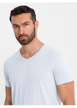 Klasyczna męska bawełniana koszulka z dekoltem w serek BASIC – jasnoszara V23 OM-TSBS-0237 ze sklepu ombre w kategorii T-shirty męskie - zdjęcie 183574973