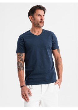 Męska klasyczna bawełniana koszulka z dekoltem w serek BASIC – granatowa V2 OM-TSBS-0237 ze sklepu ombre w kategorii T-shirty męskie - zdjęcie 183575060