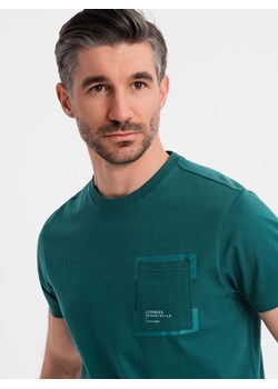 Bawełniany męski t-shirt z nadrukiem na kieszonce – ciemnozielony V5 OM-TSPT-0154 ze sklepu ombre w kategorii T-shirty męskie - zdjęcie 183575083