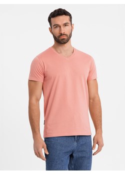 Klasyczna męska bawełniana koszulka z dekoltem w serek BASIC – różowa V7 OM-TSBS-0237 ze sklepu ombre w kategorii T-shirty męskie - zdjęcie 183575142