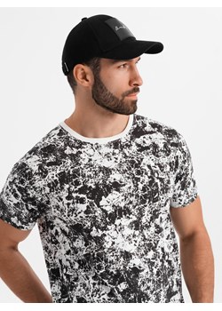 Męska wzorzysta bawełniana koszulka z krótkim rękawem – biało-czarna V2 OM-TSFP-0223 ze sklepu ombre w kategorii T-shirty męskie - zdjęcie 183575150